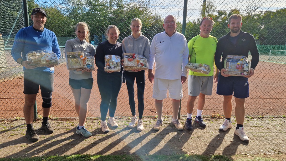 v.l.n.r.: Stephan 2., Hanna 3., Sara 2., Nane stellvertretend für die Siegerin Annika, Rainer, Jürgen 3., Ardian 1.